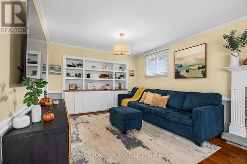 6654 Carolin Court, Ottawa, ON - Indoor Photo Showing Living Room