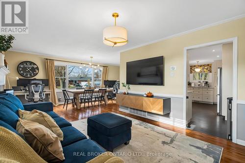 6654 Carolin Court, Ottawa, ON - Indoor Photo Showing Living Room