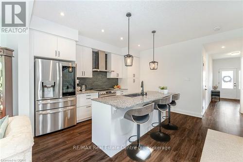 43 Ferris Circle, Guelph (Hanlon Industrial), ON - Indoor Photo Showing Kitchen With Upgraded Kitchen