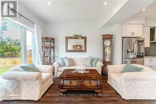 43 Ferris Circle, Guelph (Hanlon Industrial), ON - Indoor Photo Showing Living Room