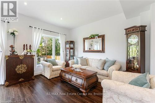 43 Ferris Circle, Guelph (Hanlon Industrial), ON - Indoor Photo Showing Living Room