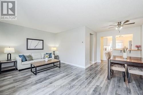 C28 - 427 Victoria Road N, Guelph (Brant), ON - Indoor Photo Showing Living Room