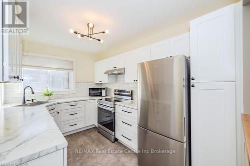 C28 - 427 Victoria Road N, Guelph (Brant), ON - Indoor Photo Showing Kitchen With Stainless Steel Kitchen