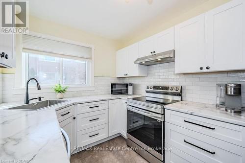 C28 - 427 Victoria Road N, Guelph (Brant), ON - Indoor Photo Showing Kitchen With Upgraded Kitchen