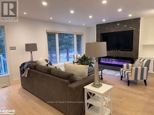 1235 Barkway Road, Gravenhurst (Ryde), ON - Indoor Photo Showing Living Room