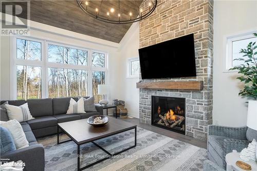 176 Springside Crescent Crescent, Blue Mountains (Blue Mountain Resort Area), ON - Indoor Photo Showing Living Room With Fireplace