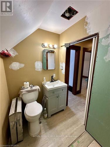 641 10Th Avenue, Hanover, ON - Indoor Photo Showing Bathroom