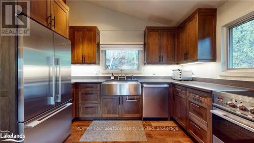 92 Main Road, Clearview (Devil'S Glen), ON - Indoor Photo Showing Kitchen