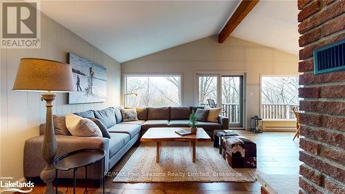 92 Main Road, Clearview (Devil'S Glen), ON - Indoor Photo Showing Living Room