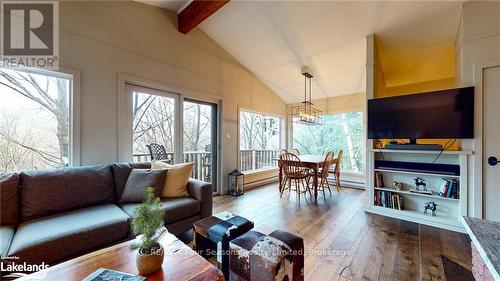 92 Main Road, Clearview (Devil'S Glen), ON - Indoor Photo Showing Living Room