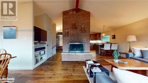 92 Main Road, Clearview (Devil'S Glen), ON - Indoor Photo Showing Living Room With Fireplace