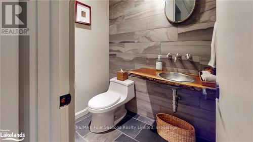 92 Main Road, Clearview (Devil'S Glen), ON - Indoor Photo Showing Bathroom