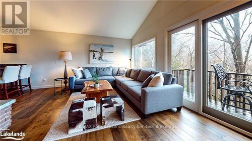 92 Main Road, Clearview (Devil'S Glen), ON - Indoor Photo Showing Living Room