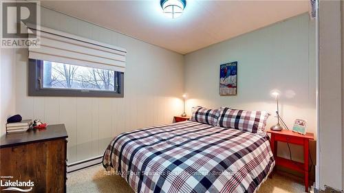 92 Main Road, Clearview (Devil'S Glen), ON - Indoor Photo Showing Bedroom