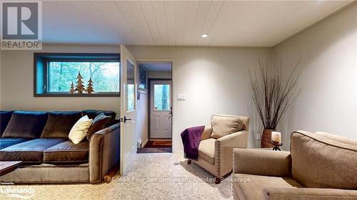 92 Main Road, Clearview (Devil'S Glen), ON - Indoor Photo Showing Living Room