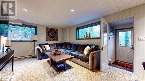 92 Main Road, Clearview (Devil'S Glen), ON - Indoor Photo Showing Living Room