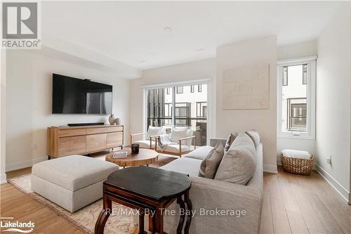 8 Bru-Lor Lane, Orillia, ON - Indoor Photo Showing Living Room