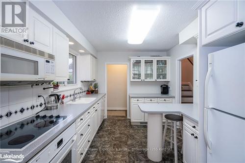 624 Manly Street, Midland, ON - Indoor Photo Showing Kitchen