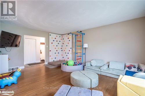 624 Manly Street, Midland, ON - Indoor Photo Showing Living Room