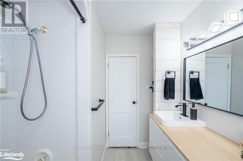 624 Manly Street, Midland, ON - Indoor Photo Showing Bathroom