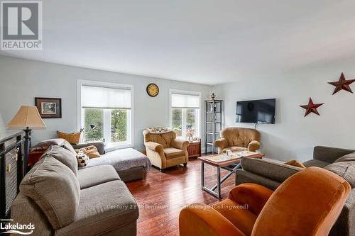 96 Lockhart Road, Collingwood, ON - Indoor Photo Showing Living Room