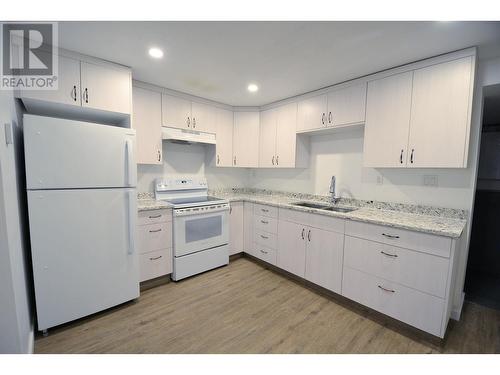 322-326 Ewert Street, Prince George, BC - Indoor Photo Showing Kitchen