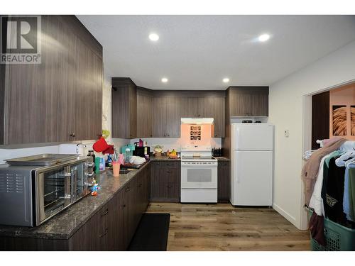 322-326 Ewert Street, Prince George, BC - Indoor Photo Showing Kitchen