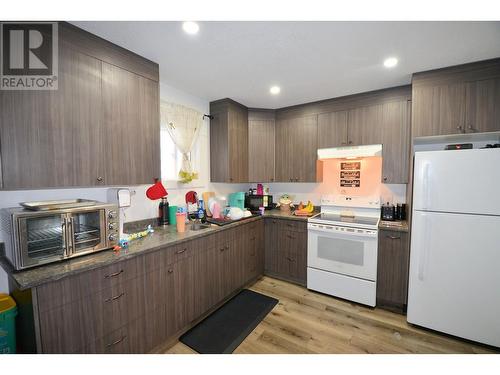 322-326 Ewert Street, Prince George, BC - Indoor Photo Showing Kitchen