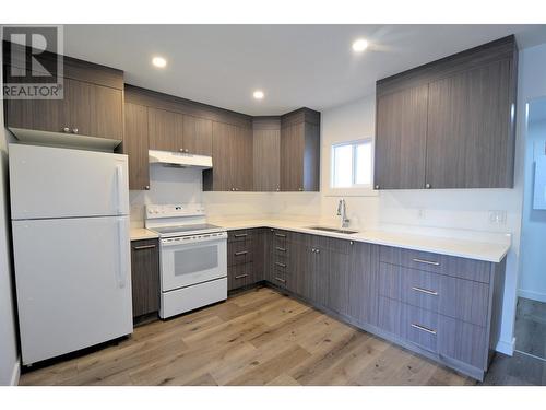 322-326 Ewert Street, Prince George, BC - Indoor Photo Showing Kitchen