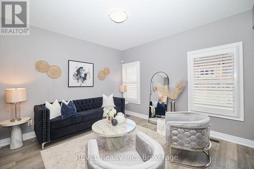 43 Homestead Way, Thorold (560 - Rolling Meadows), ON - Indoor Photo Showing Living Room