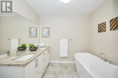 43 Homestead Way, Thorold (560 - Rolling Meadows), ON - Indoor Photo Showing Bathroom