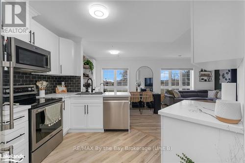 201 - 112 Simcoe Road, Bradford West Gwillimbury (Bradford), ON - Indoor Photo Showing Kitchen With Upgraded Kitchen