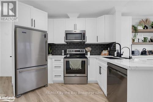 201 - 112 Simcoe Road, Bradford West Gwillimbury (Bradford), ON - Indoor Photo Showing Kitchen With Upgraded Kitchen