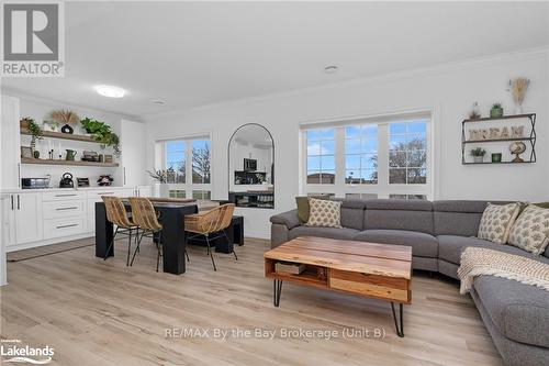 201 - 112 Simcoe Road, Bradford West Gwillimbury (Bradford), ON - Indoor Photo Showing Living Room