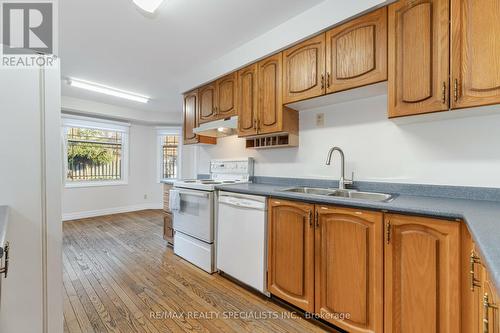 1332 Quinpool Court, Mississauga, ON - Indoor Photo Showing Kitchen With Double Sink