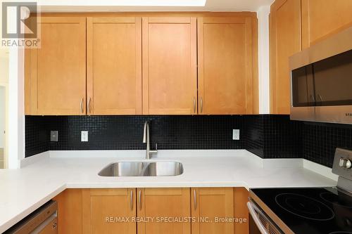 3107 - 3939 Duke Of York Boulevard, Mississauga, ON - Indoor Photo Showing Kitchen