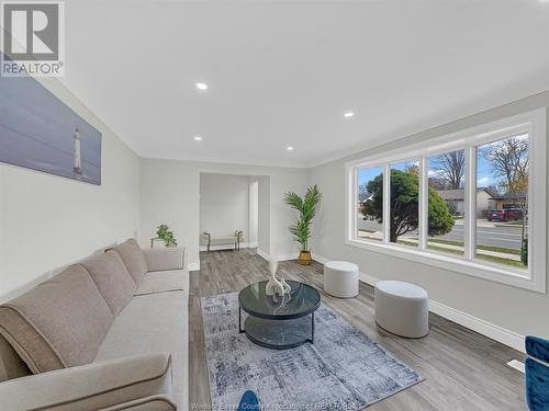 2485 Dominion Boulevard, Windsor, ON - Indoor Photo Showing Living Room