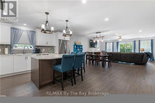 88 Henry Street, Barrie (Queen'S Park), ON - Indoor Photo Showing Kitchen