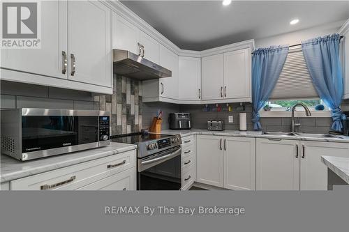 88 Henry Street, Barrie (Queen'S Park), ON - Indoor Photo Showing Kitchen