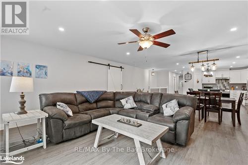 88 Henry Street, Barrie (Queen'S Park), ON - Indoor Photo Showing Living Room