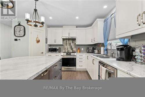 88 Henry Street, Barrie (Queen'S Park), ON - Indoor Photo Showing Kitchen With Double Sink