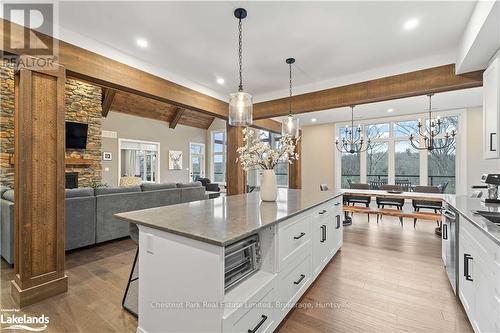 34 St Georges Court, Huntsville (Chaffey), ON - Indoor Photo Showing Kitchen With Upgraded Kitchen