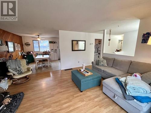 301 4Th Street, Nakusp, BC - Indoor Photo Showing Living Room