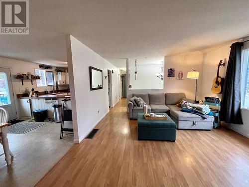 301 4Th Street, Nakusp, BC - Indoor Photo Showing Living Room