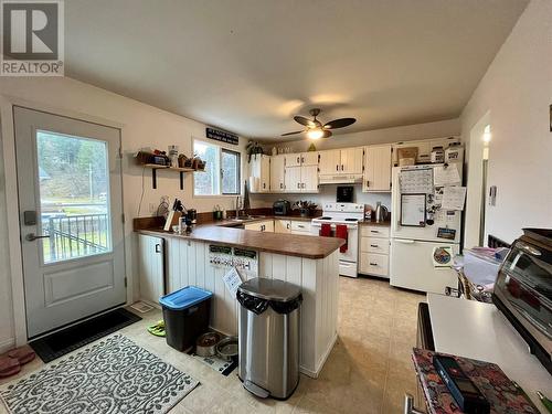 301 4Th Street, Nakusp, BC - Indoor Photo Showing Kitchen