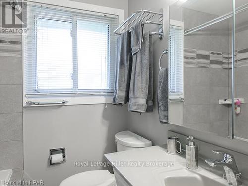 8 - 91 Avonwood Drive, Stratford, ON - Indoor Photo Showing Bathroom