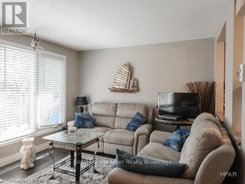 8 - 91 Avonwood Drive, Stratford, ON - Indoor Photo Showing Living Room