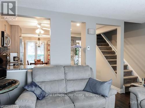 8 - 91 Avonwood Drive, Stratford, ON - Indoor Photo Showing Living Room