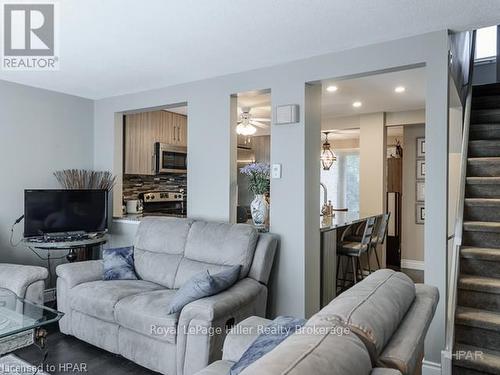 8 - 91 Avonwood Drive, Stratford, ON - Indoor Photo Showing Living Room