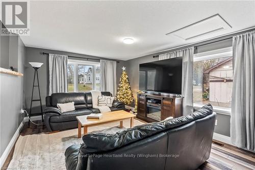 53 Robertson Street, Minto (Harriston), ON - Indoor Photo Showing Living Room